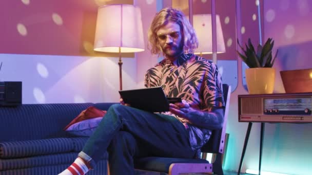 수평한 태블릿을 힙스터 디스코 스타일의 방에서 헤드폰을 음악을 화려한 빈티지 — 비디오