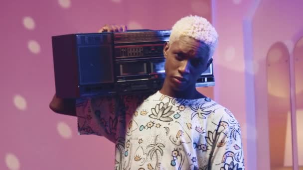 Plan Horizontal Afro Américain Tenant Magnétophone Hipster Mâle Refroidissant Dans — Video