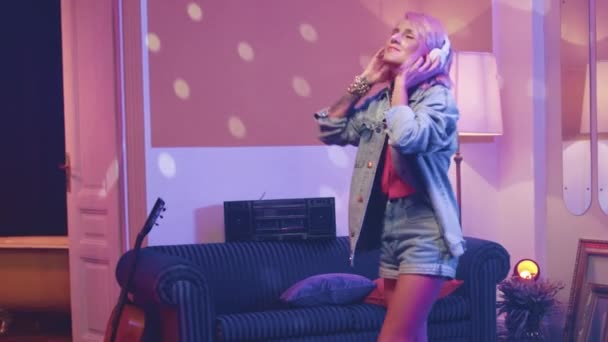 Yatay Çekim Kanepenin Yanında Dans Eden Hippi Kadın Disko Stili — Stok video