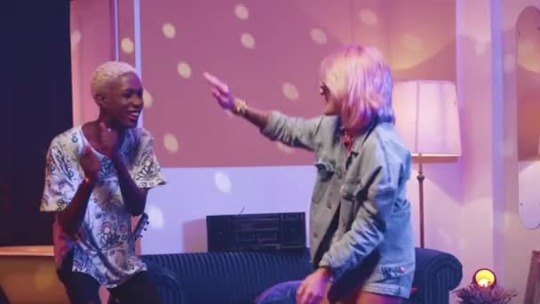 Plan Horizontal Des Hipsters Multiculturels Dansent Dans Une Salle Rétro — Video