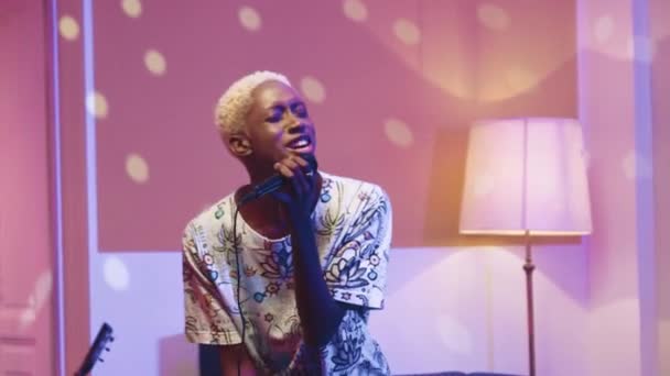 수평한 마이크를 아프리카계 미국인 디스코 스타일의 방에서 노래하는 힙스터 머리와 — 비디오