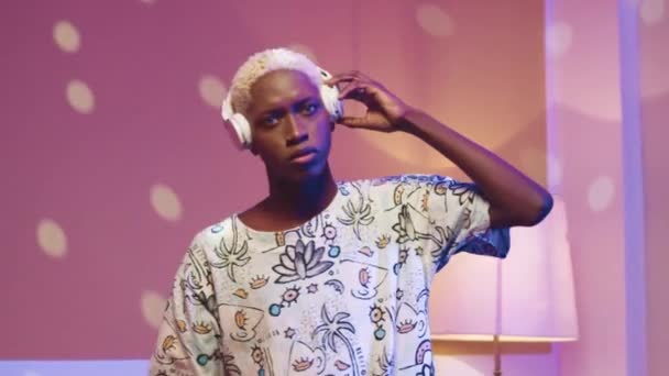 Vízszintes Lövés Afrikai Amerikai Férfi Fülhallgatóval Hipster Férfi Zenét Hallgat — Stock videók