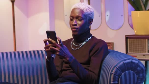 Vodorovný Výstřel Afroameričan Držící Smartphone Smskování Hipsterský Muž Sedící Pruhovaném — Stock video