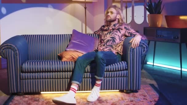 Plan Horizontal Homme Hipster Relaxant Assis Sur Canapé Rayé Refroidissement — Video
