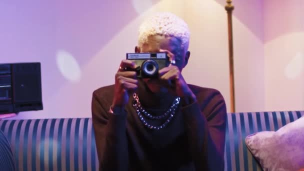 Горизонтальний Постріл Африканський Американець Старовинною Фотокамерою Чоловік Хіпстер Сидить Смугастому — стокове відео