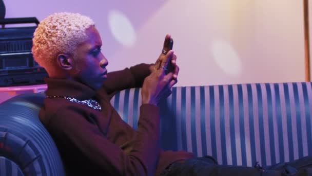 Vodorovný Výstřel Boční Záběr Afroameričana Ležícího Pruhované Pohovce Hipster Muž — Stock video