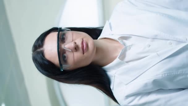 Vertikal Video Med Vit Kaukasisk Kvinnlig Forskare Glasögon Och Vit — Stockvideo