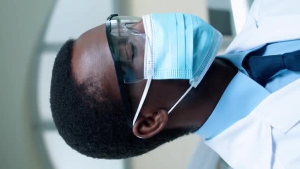 Porträtt Afroamerikansk Forskare Med Medicinsk Mask Och Glasögon Som Sneglar — Stockvideo
