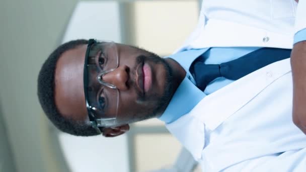 Porträtt Afroamerikansk Forskare Med Glasögon Och Vit Råttblick Med Glädje — Stockvideo