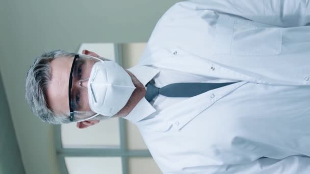 Retrato Científico Masculino Con Respirador Gafas Con Bata Laboratorio Blanca — Vídeos de Stock