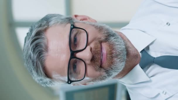 Ritratto Medico Caucasico Barbuto Con Occhiali Con Camice Bianco Che — Video Stock