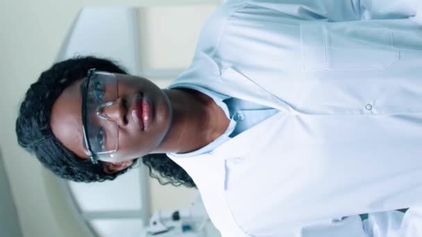 非洲裔美国生物学家或化学家在实验室佩戴白色防盗眼镜的肖像 在医学研究中心工作期间有良好的感觉 科学概念 — 图库视频影像