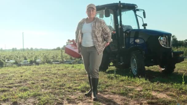 Femme Caucasienne Pleine Hauteur Debout Sur Terrain Travailleur Avec Les — Video