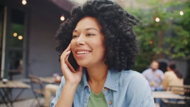 Afroamerikanerin Spricht Fröhlich Auf Ihrem Handy Café Junges Lockiges Mädchen — Stockvideo