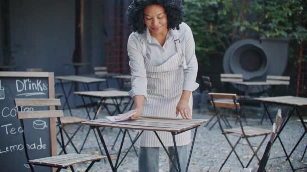 Önlüklü Kadın Garsonun Terasta Masa Silerkenki Görüntüsü Çalışmaya Başlamak Için — Stok video