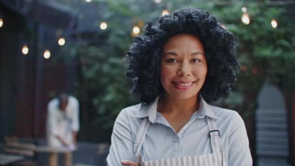 Vackra Afroamerikanska Kvinnliga Barista Korsar Händerna När Står Framför Kameran — Stockvideo