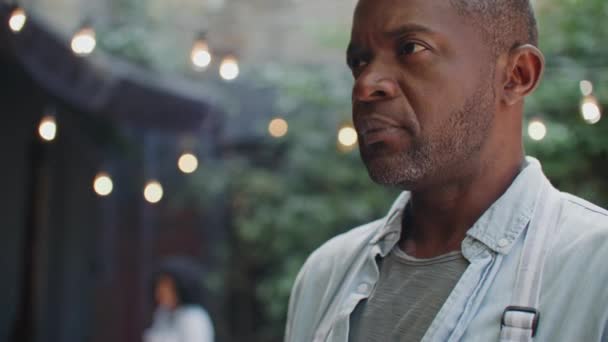 Kameraaufnahme Eines Afroamerikanischen Mannes Mit Schürze Bei Der Arbeit Tablet — Stockvideo