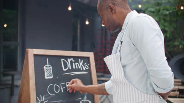 Вид Камеры Афроамериканца Стоящего Рядом Доской Кафе Письменным Меню Зрелый — стоковое видео