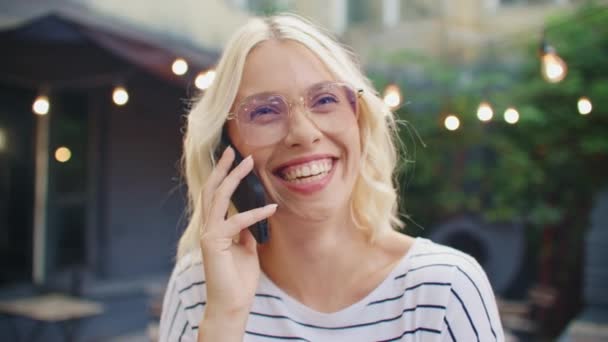 Dışarıda Cep Telefonuyla Konuşurken Gülen Beyaz Bir Kadının Portresi Güzel — Stok video