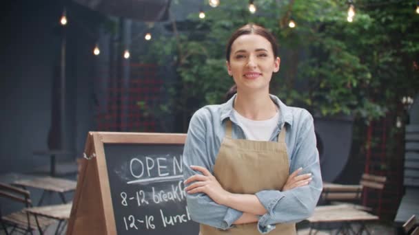 Kafe Arka Planında Işçi Üniforması Önlük Giymiş Beyaz Bir Garsonun — Stok video