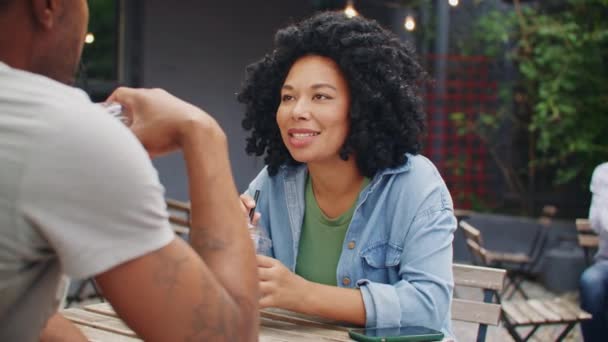 Zbliżenie Afroamerykankę Rozmawiającą Swoim Mężczyzną Lub Przyjacielem Siedzącą Przy Stole — Wideo stockowe
