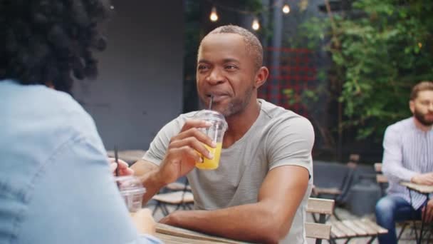Widok Tyłu Afroamerykanka Kręconymi Włosami Siedzi Mężem Tarasie Restauracji Przystojniak — Wideo stockowe