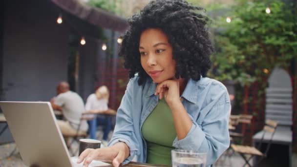 Gyönyörű Afro Amerikai Göndör Hajjal Asztalnál Kávézóban Keményen Dolgozó Aktívan — Stock videók