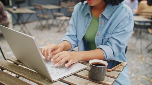Afroamerykanka Wpisująca Wiadomość Laptopie Siedząc Kawiarni Piękna Dziewczyna Przychodzi Siada — Wideo stockowe
