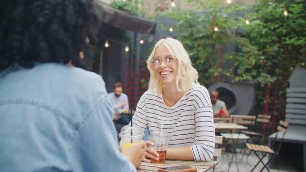 Kıvırcık Kadının Iyi Arkadaşlarıyla Kafede Konuştuğu Arka Manzara Tatmin Olmuş — Stok video