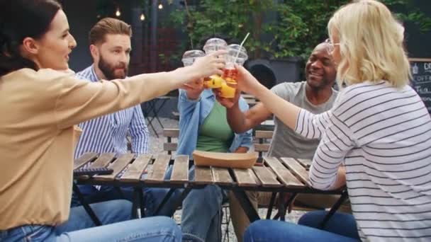 Przystojni Mieszani Przyjaciele Świętują Spotkanie Tarasie Baru Weseli Ludzie Piją — Wideo stockowe