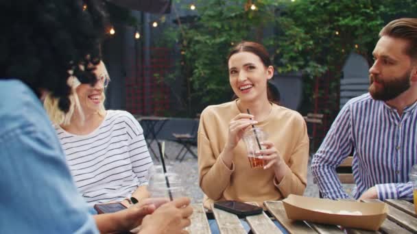 Дружелюбные Разношерстные Люди Устраивающие Вечеринки Кафе Уютной Террасе Группа Молодых — стоковое видео