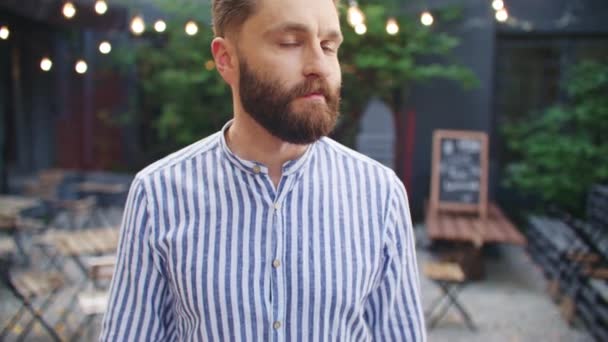 Retrato Hombre Barba Caucásica Usando Camisa Mientras Estaba Pie Ante — Vídeos de Stock