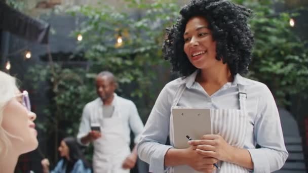 Afrikai Amerikai Pincérnő Aki Ételeket Vagy Italokat Árul Ügyfelének Fiatal — Stock videók