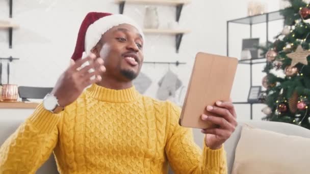 Homem Afro Americano Atraente Falando Dispositivo Tablet Enquanto Sentado Sofá — Vídeo de Stock