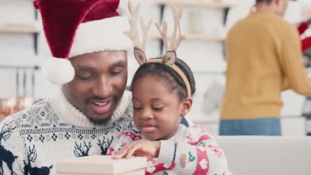 Glad Afroamerikansk Familj Firar Jul Hemma Pappa Med Jultomten Hatt — Stockvideo