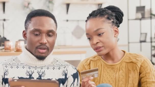 Afro Amerikaanse Vrouw Met Credit Card Helpen Haar Aantrekkelijke Man — Stockvideo