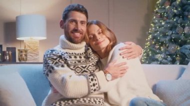 Güzel, beyaz bir aile, ışıldayan Noel ağacıyla sıcak bir evde iki kişilik eğlencenin tadını çıkarıyor. Değer veren koca Noel arifesinde sevgili karısına sarılıyor. Mutlu bir aile birlikte tatilleri kutluyor..