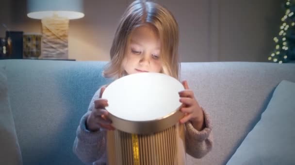 Piękna Biała Dziewczynka Otwiera Prezent Świąteczny Przytulnym Pokoju Cute Dziecko — Wideo stockowe