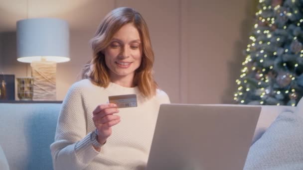 Süslü Noel Ağacı Olan Mutlu Beyaz Kadın Evde Dizüstü Bilgisayardan — Stok video
