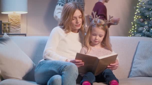 Smuk Hvid Mor Med Sin Datter Læser Bog Mens Hun – Stock-video