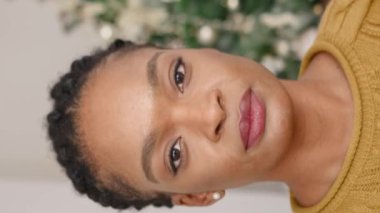 Çekici Afrikalı Amerikalı kadının portresi doğrudan kameraya bakıyor. Harika hisleri olan tatmin olmuş bir kadın. Gülen surat. Huzurlu bir atmosfer. Refah ve mutluluk kavramı.