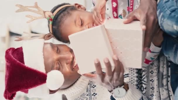 선물을 고려하는 크리스마스 아프리카계 미국인 사랑하는 가족의 비디오 빛나는 귀여운 — 비디오