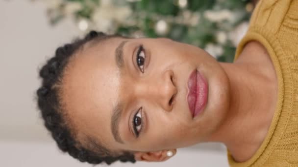 Portrét Půvabné Afroameričanky Radostně Hledící Přímo Kamery Spokojená Žena Která — Stock video