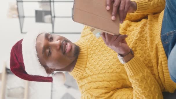 Vertikales Video Eines Afroamerikanischen Mannes Mit Weihnachtsmannmütze Der Online Shop — Stockvideo