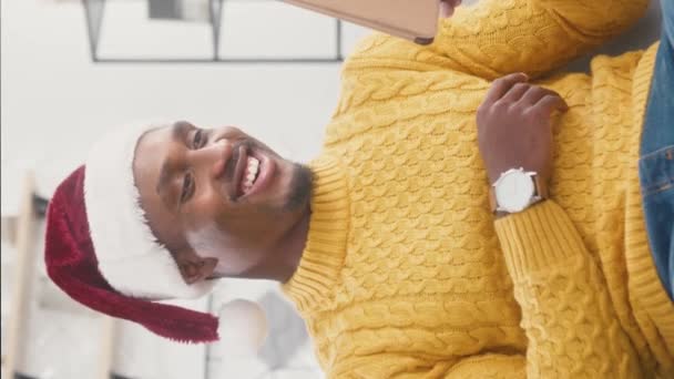 집에서 휴가에 클로스 모자와 아프리카계 미국인 남자의 태블릿 장치에서 재미있는 — 비디오