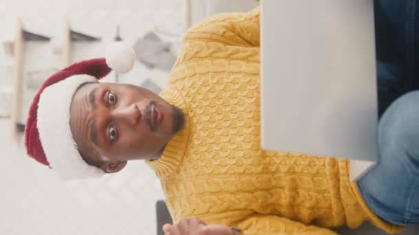 Vertikal Bild Afroamerikansk Man Bär Jultomte Hatt När Använder Laptop — Stockvideo