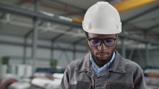 Afastando Engenheiro Afro Americano Usando Óculos Para Uma Melhor Visão — Vídeo de Stock