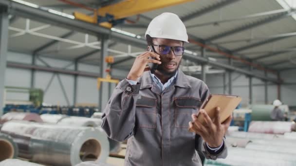 Занятый Афроамериканский Рабочий Принимает Заказ Клиента Производство Промышленных Товаров Серьезный — стоковое видео