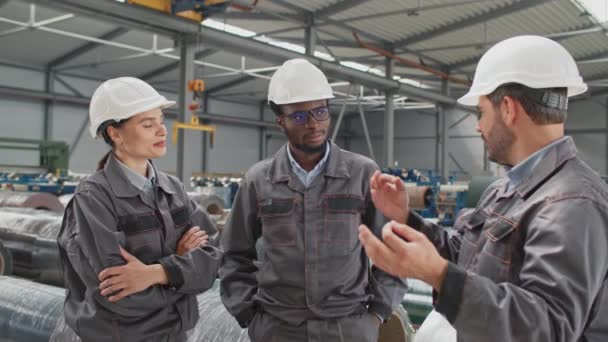 Tres Personas Multiétnicas Hablando Entre Antes Trabajar Taller Trabajadores Alegres — Vídeo de stock