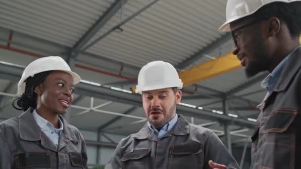 Kameravisning Tre Multietniske Arbejdere Der Har Det Sjovt Mens Står – Stock-video